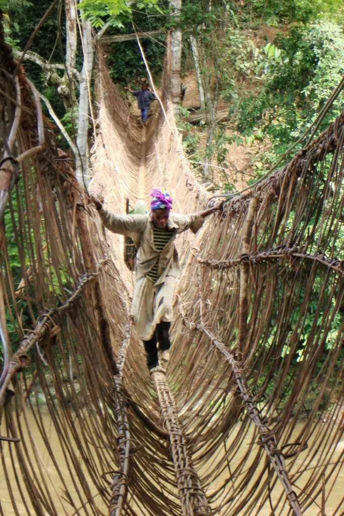 23_WomenBridgingDistances